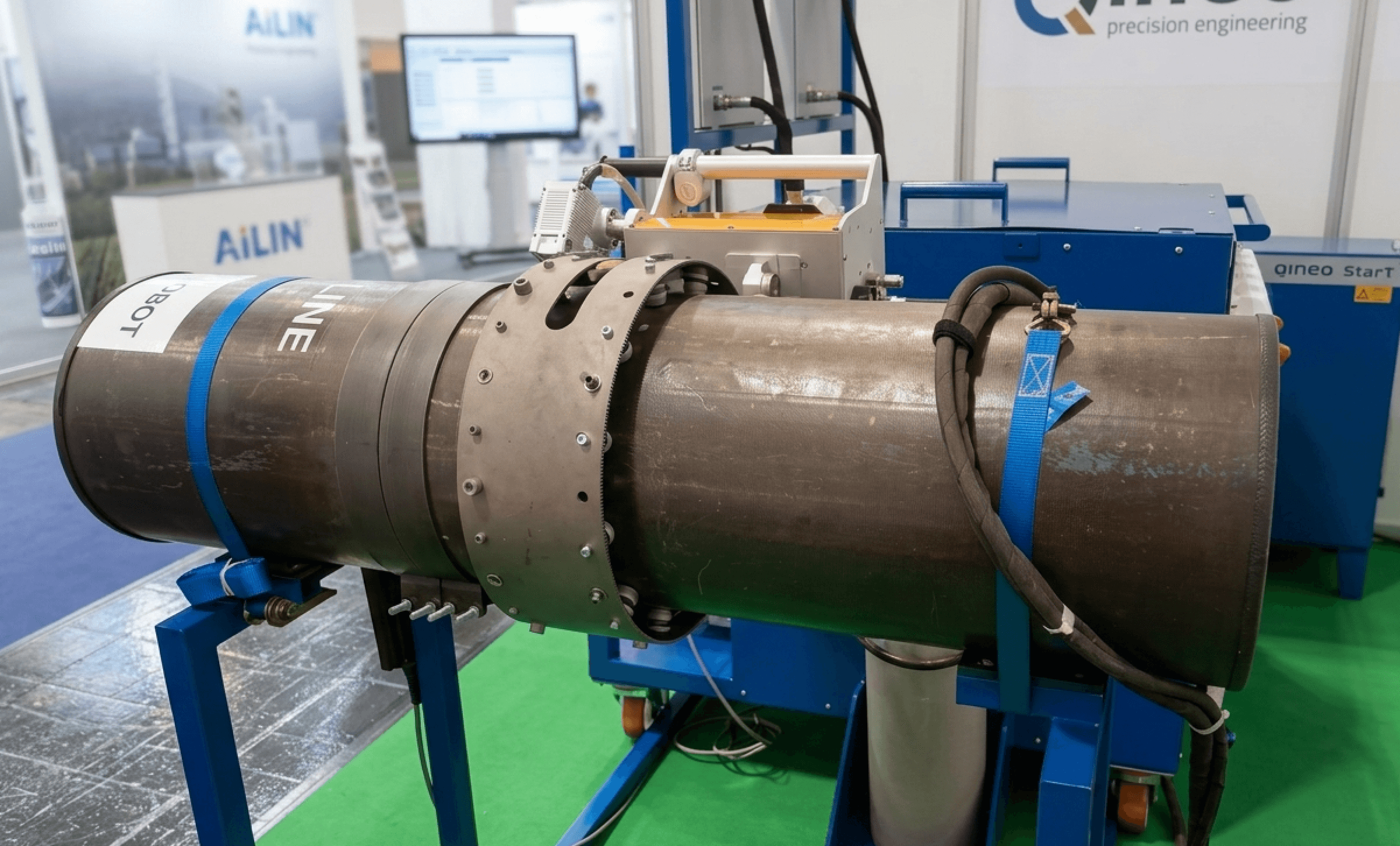 Processo FCAW-G em tubulação industrial.