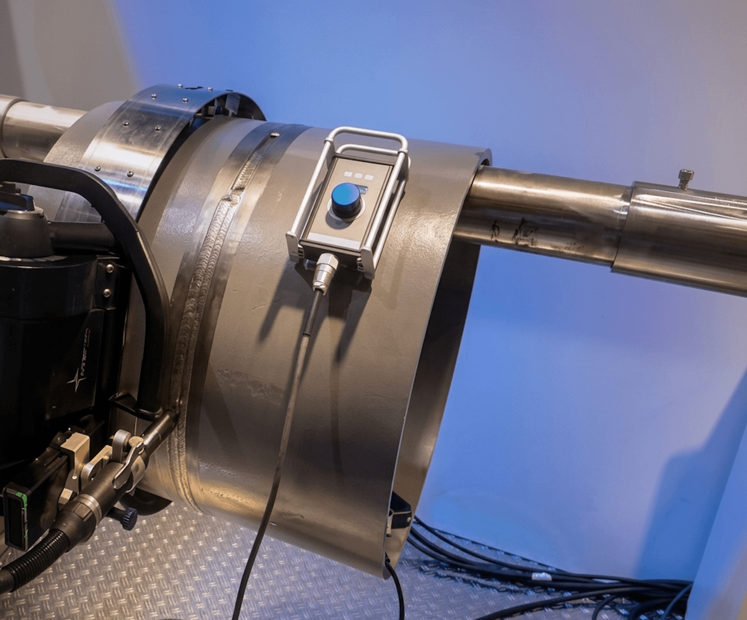 Processo FCAW-G mecanizado em tubulação industrial e pipeline.