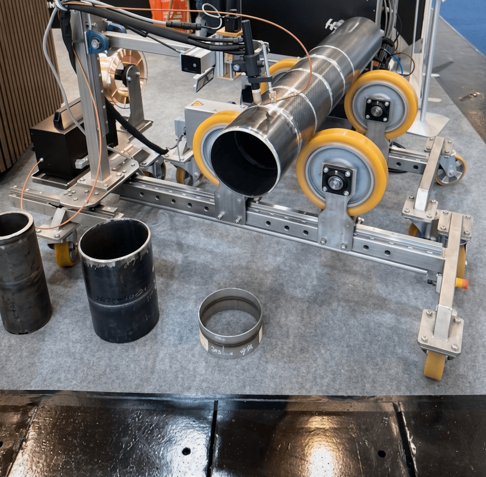 Solda em virador de tubo com dispositivo auxiliar utilizando processos FCAW e GMAW.